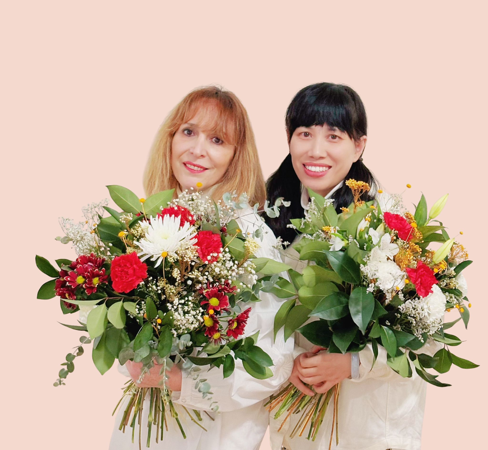 Marilyn y Encarna trabajando con flores