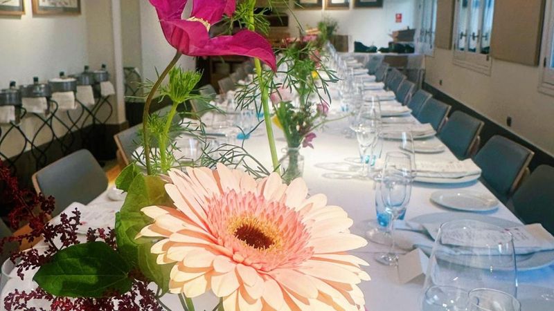 Centro bajo de mesa larga con gerbera y amaranto