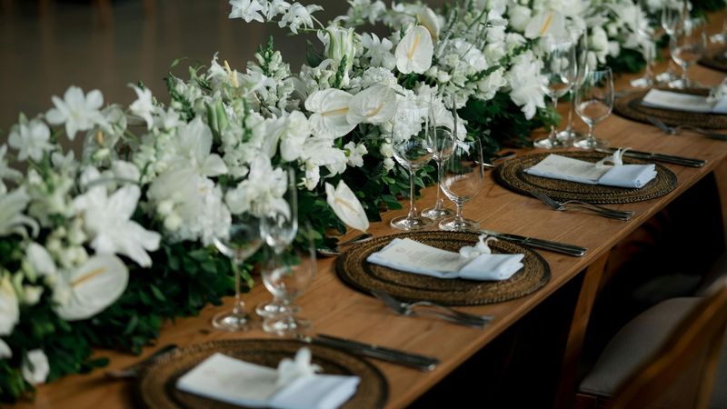 Camino de mesa en blanco: anturio, orquídea y lilium