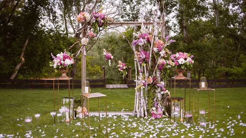 Arco de boda decorado con flores