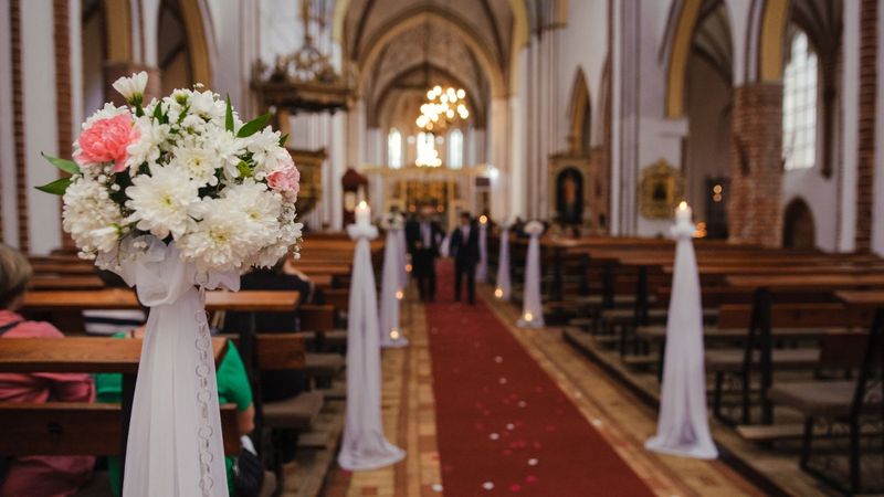 Pasillo de iglesia con ramos de banco y telas