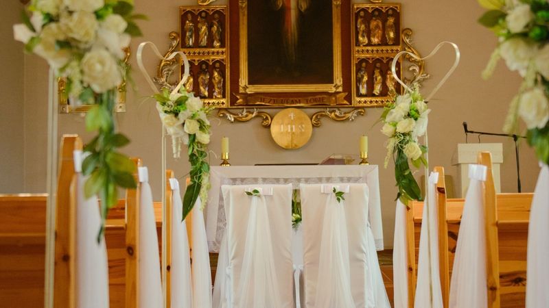 Altar con composiciones en blanco y verde