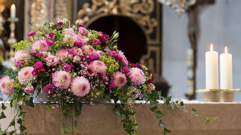 Centro de altar en tonos rosa con hiedra