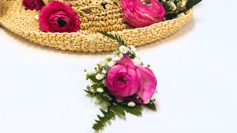 Pulsera y prendido de ranúnculo en fucsia